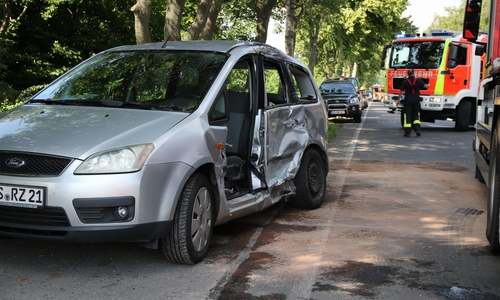 Der Fahrer musste von der Feuerwehr aus seinem Auto befreit werden. Foto: R. Karliczek.