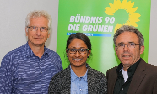 Die Vorstandsmitglieder Holger Barkhau (links) und Karlheinz Pfeiff mit Rechtsextremismusexpertin Api Kulasegaram. Foto: Privat