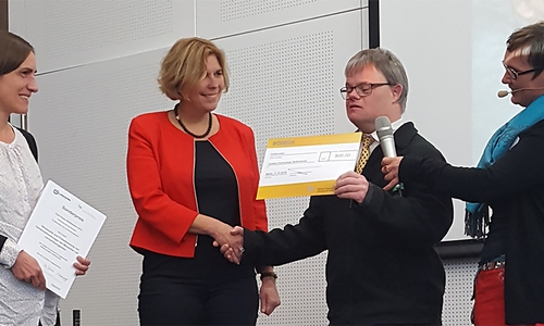 Dr. Bettina Kuske, Prof. Dr. Sandra Verena Müller (beide Ostfalia), Armin Rist und Dr. Anja Rutenkröger (beide Demenz Support Wolfenbüttel) bei der Preisverleihung. Foto: Ostfalia