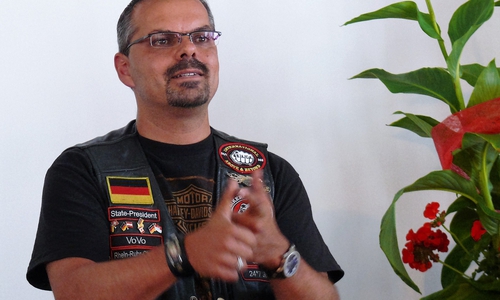 Volker Vogel von Bikers against Child Abuse stellte, die Arbeit des Vereins vor. Foto: AWO Psychiatriezentrum Königslutter
