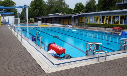 Volle Mülltonnen und die Bestuhlung der Cafeteria schwimmen im Becken. Fotos: Privat