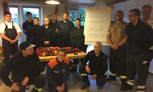 Die Freiwillige Feuerwehr Leinde hat sich im Bereich Türöffnung weitergebildet. Foto: Freiwillige Feuerwehr Leinde 