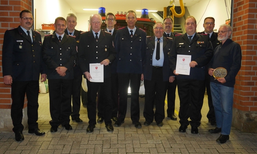 Kreisbrandmeister Olaf Kapke (von links), Ortsbrandmeister Oliver Reinhold, stellv. Gemeindebrandmeister Tobias Bauer, Klemens Rubow, Julian Prüße, Christian Fohlert, Gerhard Weber, Gemeindebrandmeister Maik Wermuth, Michael Kautz, stellv. Ortsbrandmeister Gero Janze und Andreas Hagen.
Fotos: Christian Fohlert Text: Gero Janze