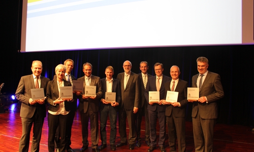 Bekamen von Detlef Tanke und Hennig Brandes (Mitte) ein kleines Dankeschön für die gemeinsame Zusammenarbeit (von links): Landrat Gerhard Radeck (Helmstedt), Landrätin Christiana Steinbrügge (Wolfenbüttel), Klaus Mohrs (Oberbürgermeister Wolfsburg), Ulrich Markurth (Oberbürgermeister Braunschweig), Stefan Klein (Bürgermeister Salzgitter), Andreas Ebel (Gifhorn) und Thomas Brych (Goslar) sowie Henning Heiß (Peine). Fotos: Christina Ecker/André Ehlers