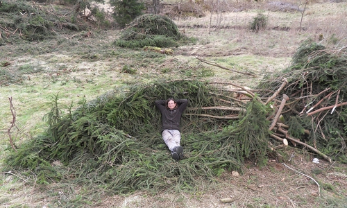 Nach erfolgreicher Entfichtung eines Harzer Bachtals ruht sich ein Teilnehmer des Bergwaldprojekts auf einem "Waldsofa" aus. Foto: Bergwaldprojekt 