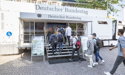 Das Infomobil des Deutschen Bundestages ist unterwegs in Deutschland, um den Besucherinnen und Besuchern Aufgaben und Arbeitsweise des Parlaments zu vermitteln. Foto: Deutscher Bundestag / Jörg F. Müller