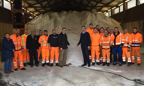 Der Landrat mit dem Leiter der  KSM Süd - Meine - , H. Höwer (rechts neben dem Landrat) mit seiner Mitarbeiterin Frau Brandt und den Mitarbeitern der KSM Süd - Meine in der Salzhalle. Foto: Landkreis Gifhorn