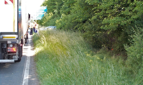 Das Auto stand hinter der Leitplanke. Foto: Feuerwehr Braunschweig