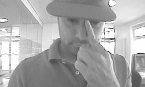 Hinweise zu dem Gesuchten an die Polizei Braunschweig unter der Rufnummer 0531 476 3517. Foto: Polizei Braunschweig