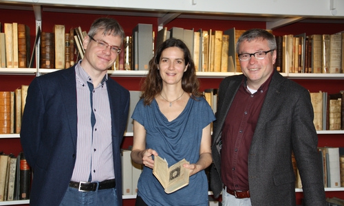 Matthias Roick, Katja Triplett und Peter Burschel präsentieren eine japanische Übersetzung des „Contemptus Mundi“ Fotos: Herzog August Bibliothek