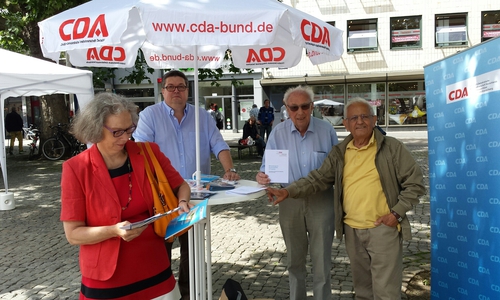 Vorstandsmitglieder der CDA informierten über ihre Arbeit auf dem Kohlmarkt: (von links) stell. Kreisvorsitzende Christine Piefke, Michael Ehbrecht, Ehrenpräsident Dr. Günter Weinhausen, Johannes Wolframm
Quelle: Wendt / CDA-Kreisverband Braunschweig