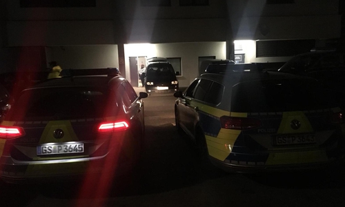 Die Polizei ist derzeit im Einsatz in der Einsteinstraße. Fotos: Nick Wenkel