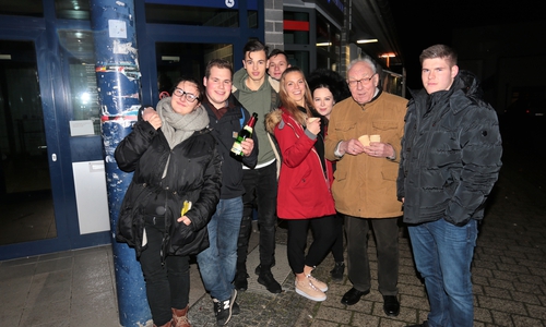 Stammgast beim Sickter Neujahrstreff  ist Altbürgermeister Dieter Lorenz (2. v. re.). Diesmal diskutierte Lorenz besonders mit Jugendlichen  und  jungen  Erwachsenen. Foto: privat