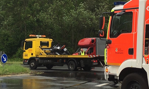 Ein beschädigtes Motorrad wird für den Abtransport vorbereitet. Foto: Frederick Becker