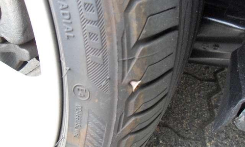 Die Spaxschraube steckt im Reifen. Foto: Polizei