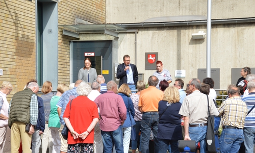 Martina Staats (Gedenkstätte), Jan Schroeder (SPD-Stadtverbandsvorsitzender) und Sabine Resch-Hoppstock (SPD-Sommerprogramm) bei den Erläuterungen zum Veranstaltungsortswechsel am Treffpunkt vor der JVA. Fotos: Gedenkstätte in der JVA Wolfenbüttel / Sarah Kunte):