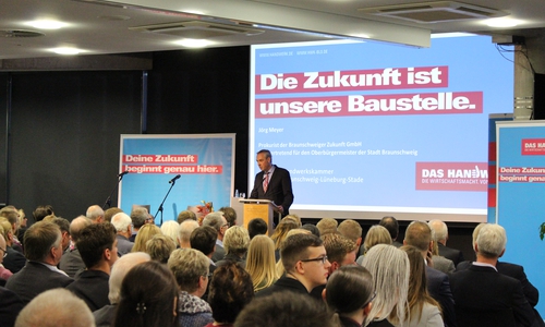 Der Prokurist der Braunschweiger Zukunft GmbH Jörg Meyer gratulierte den 16 Gesellinnen und 34 Gesellen zu ihren herausragenden Leistungen. Foto: Nino Milizia
