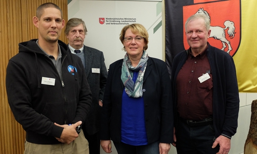 Besondere Verdienste um den Wald: Forstministerin Barbara Otte-Kinast vergibt die diesjährige Niedersächsische Forstmedaille an (v. l.) Dennis Stegmann (in Vertretung für Detlef Maushake), Georg Graf von Nesselrode und Heinrich Engler. Foto: Niedersächsisches Ministerium für Ernährung, Landwirtschaft und Verbraucherschutz