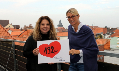 Katrin Bona (li.) erhält den symbolischen Scheck von  Claudia Löw. Foto: Stadt Helmstedt
