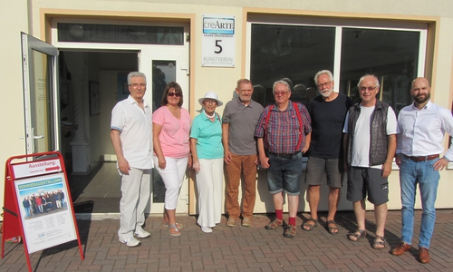 Silvestro Gurrieri (Vereinsvorsitzender), Iris Schubert (stv. Kulturausschussvorsitzende), Doris Gebhardt, Olde Dibbern (beide SPD-AG Kultur), Detlef Conradt (Ortsbürgermeister), Joachim Pülm (Vorstands- und Ortsratsmitglied), Gert Willermann (Vereinsmitglied) und Sebastian Roese (Vorstandsmitglied) beim Besuch des Kunstvereins creARTE - Foto: privat