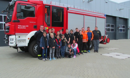 Die Teilnehmer der Radtour vor einem Fahrzeug der Werkfeuerwehr. Foto: Volkswagen AG