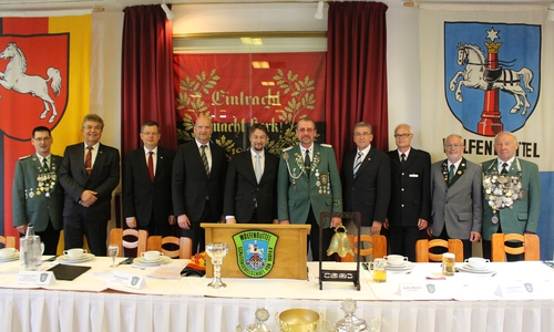 An der Ehrentafel nahmen beim Herrenessen Platz (von links): Gerald Mildner (Bogenkönig und Schützenmeister), Klaus-Peter Bachmann (Vizepräsident des Niedersächsichen Landtags), Landesbischof Dr. Christoph Meyns, Klaus Poggendorf (stellvertretender Kreishandwerksmeister), Stadtbaurat Ivica Lukanic, Achim Werner (Vorsitzender der Schützengesellschaft), Bürgermeister Thomas Pink, Thomas Arth (1. Kriminalhauptkommissar/ stellvertetender Leiter des Polizeikommissariats Wolfenbüttel), Clemens Backhaus (Präsident der Braunschweiger Schützengesellschaft 1545) und Joachim Hanisch (Großer König). Fotos: Max Förster