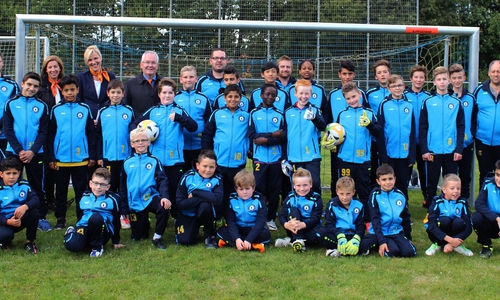 Der VFL Oker präsentiert seine neuen Trainingsanzüge. Foto: Volksbank Nordharz eG