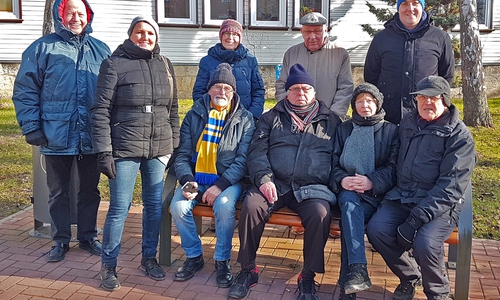 Bei einer Pause erholten sich die Wanderer in der angenehmen Wintersonne
Von links: Christian Mehlich, Eva-Maria Reitmann,Annegrit Helke, Joachim Rust (vorne), Rolf Bonikowski, Gründungsmitglied der CDU Sickte Dieter Lorenz, Susanne Giffhorn, Andreas Kleindienst, Johann Seifert. Foto: privat