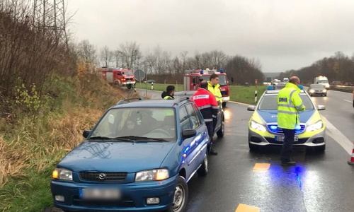 Due Feuerwehr sicherte die Unfallstelle ab. Foto: Feuerwehr Flechtorf