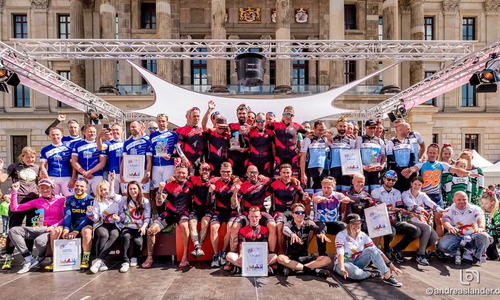 Die Sieger der Cycle Tour 2018 vor dem Schloss in Branschweg. Foto: Andreas Lander