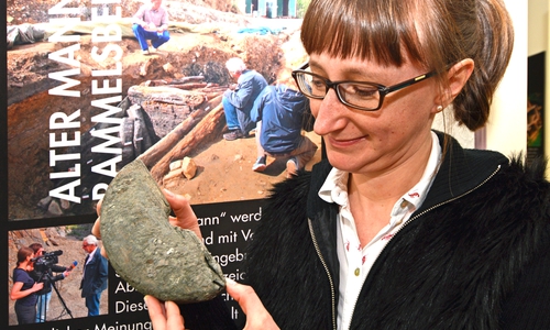 Die Leiterin des Niedersächsischen Landesamtes für Denkmalpflege, Dr. Katharina Malek, zeigt einen rätselhaften Gegenstand,  den es unter anderen beim 1.  Kaminabend 2018 des Museumsvereins Goslar im Goslarer Museum zu enträtseln gilt. Foto: Goslarer Museumsverein