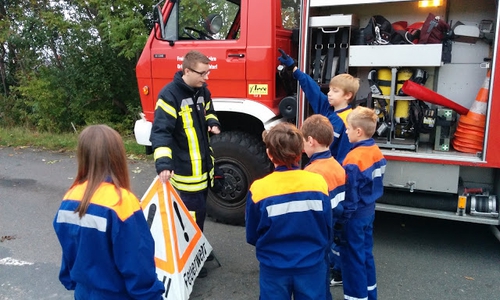 In Einsatzübungen lernen die Nachwuchsfeuerwehrleute den Umgang mit den Gerätschaften. Foto: Privat