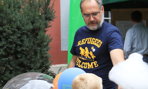 Michael Kohl, Kandidat für den Sickter Gemeinderat, bei der Zuckerwatte-Produktion Foto: Michael Ratzkowsky