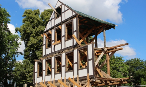 Das „Streichholz-Haus" am Lessingplatz. Foto: Nick Wenkel