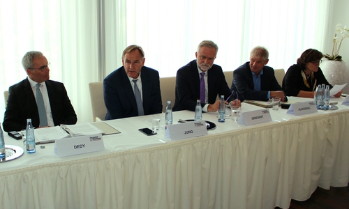 Helmut Dedy, Geschäftsführer des Deutschen Städtetages,  Präsident Burkhard Jung, Wolfgang Griesert, stellvertretender Präsident, Gastgeber Frank Klingebiel und stellvertretende Geschäftsführerin Verena Göppert (v. li.) bei der Pressekonferenz. Fotos und Podcast: Alexander Dontscheff