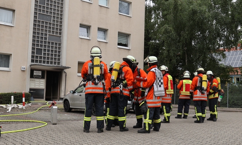 Aus der Wohnungstür drang beim Eintreffen der Feuerwehr dichter, schwarzer Rauch. Fotos: Rudolf Karliczek