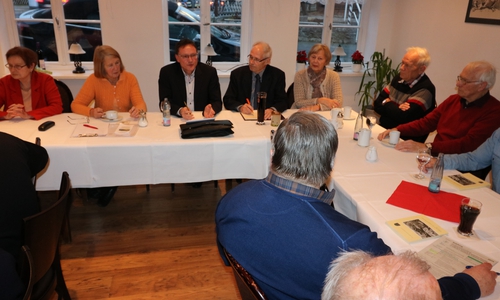 Gastredner Hartwig Brodde (3.v.li.) diskutiert mit den CDU Senioren. Monika Bötel (2.v.li.) leitet die Diskussion. Foto: Privat