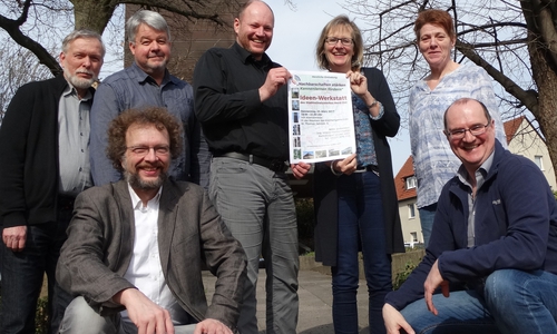 Der Vorstand des Trägervereins für das Stadtteilnetzwerkes Nord-Ost lädt zur Ideenwerkstatt ein, v.l.n.r. stehend: Reiner Jonas, Andreas Piltz (Caritas), Matthias Eggers (St. Ansgar), Barbara Gabriel (WoBau), Marion Köchy (Koordinatorin), vorne: Andreas Riekeberg (St. Thomas), Stephan Ohlendorf (Moderator). Foto: Kirche 

