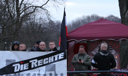 Partei „Die Rechte“ auf einer Gegenkundgebung anlässlich einer gut besuchten Goslarer Bürgerversammlung im März 2018 gegen das  Nazitreffen im Juni. 
Foto: Privat