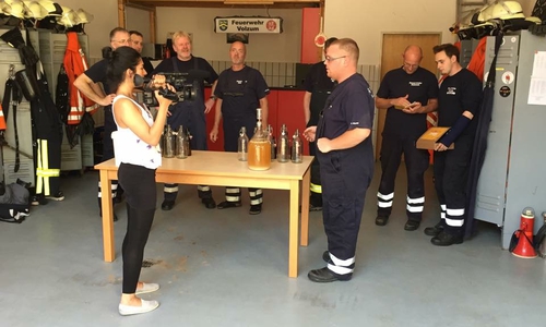 Die Feuerwehr Volzum testete für den NDR zwei Bierbrausets. Foto: Feuerwehr Volzum