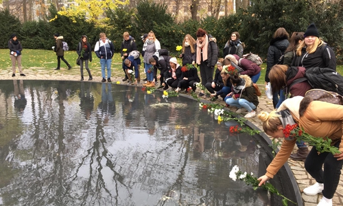 Wolfsburger Schüler legen am Volkstrauertag Blumen am Denkmal für die im Nationalsozialismus ermordeten Sinti und Roma Europas in Berlin nieder. Fotos: Stadt Wolfsburg
