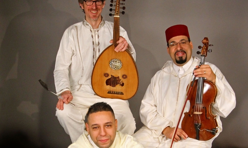 Besetzung: Abdalatef Bouzbiba (Gesang, Violine, Rabab), Nordine Boussetta (Darbuka, Bendir, Tar), Thomas Loopuyt (Oud, Lothar). Foto: Veranstalter
