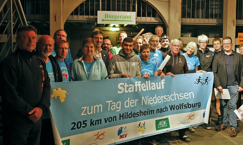 Nächtlicher Besuch im Rathaus: Die Teilnehmer des Staffellaufes zum Tag der Niedersachsen machten in Wolfenbüttel Station.