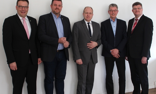 Die Hauptverwaltungsbeamten:
 Gero Janze (Samtgemeindebürgermeister Grasleben), Andreas Busch (Bürgermeister Lehre), Landrat Gerhard Radeck, Rüdiger Fricke (Samtgemeindebürgermeister Velpke) und Alexander Hoppe (Bürgermeister Königslutter) (v. li.). Fotos und Podcast: Alexander Dontscheff