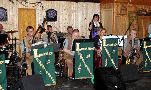 Die „Lustigen Landmusikanten“ aus Hessen und anderen Orten des Landkreises Harz sorgten schon oft für eine gute Musik und Stimmung
Fotos: Bernd-Uwe Meyer