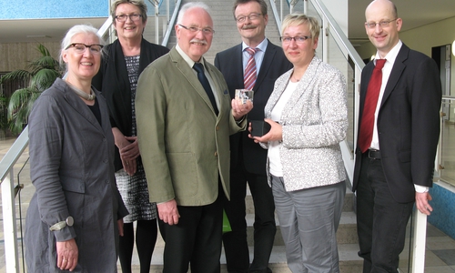 Stadträtin Iris Bothe und Ostfalia-Präsidentin Prof. Dr. Karger verabschieden Prof. Dr. Schmidt (Mitte) und begrüßen seinen Nachfolger als Dekan, Prof. Dr. Sabbert (ganz rechts) und seine Nachfolgerin als Standortbeauftragte, Prof. Dr. Theis (ganz links) zusammen mit Uwe Peplow, Koordiniation Hochschulbelange der Stadt (2. Reihe Mitte). Foto: Stadt Wolfsburg