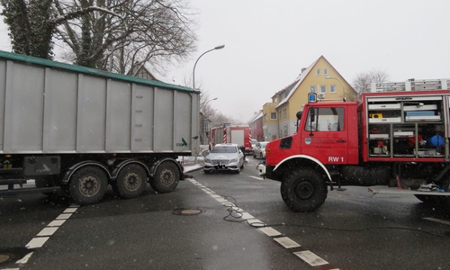 Eine 34-Jährige geriet heute Nachmittag unter einen LKW. Foto: Feuerwehr Königslutter