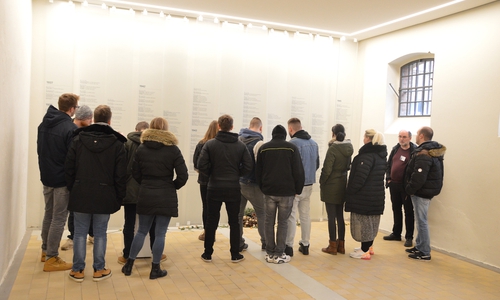 Die MAN-Azubis in der ehemaligen Hinrichtungsstätte. Foto Simona Häring