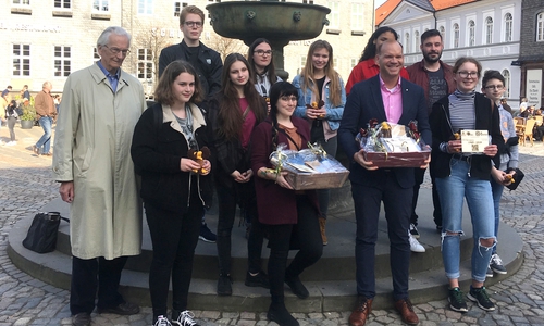Otto Fricke (links) berichtet der Jugendgruppe um Martin Sänger (3. von rechts) sowie Bürgermeister Martin Mahnkopf (4. von rechts) von der ersten Goslarer Jugendbegegnung mit Israel. Foto: Stadtjugendpflege