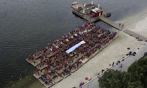 Floßbau-Event am Allersee: Ausbildungsjahrgang 2017 ist ein starkes Team. Fotos: Volkswagen